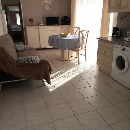 펜션 Petite Maison Avec Jardin Prive *